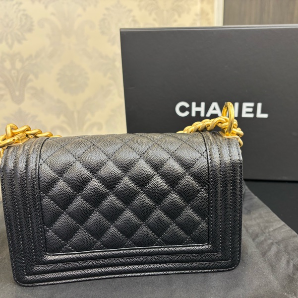 🖤CHANEL 香奈兒 A67085 BOY復古金屬LOGO荔枝皮肩背金鍊包-6