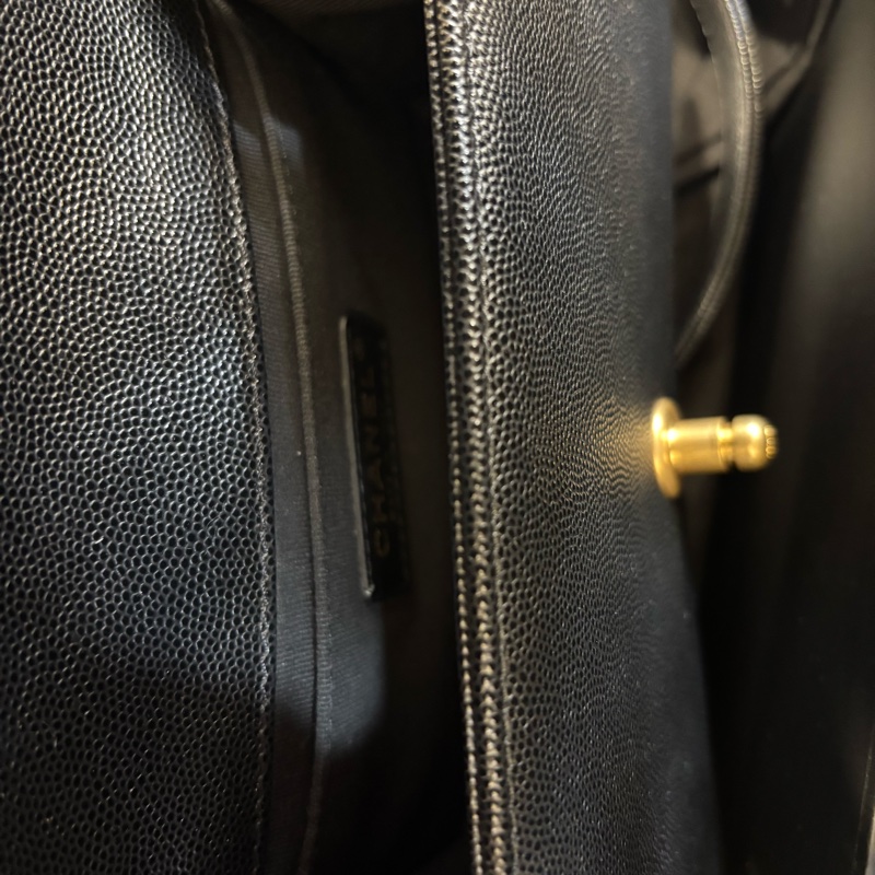 🖤CHANEL 香奈兒 A67085 BOY復古金屬LOGO荔枝皮肩背金鍊包-8