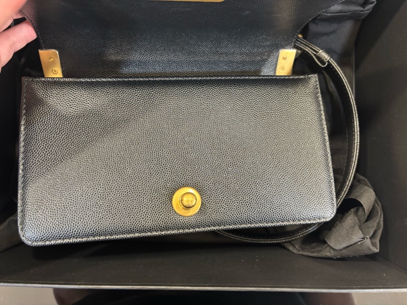 🖤CHANEL 香奈兒 A67085 BOY復古金屬LOGO荔枝皮肩背金鍊包-9