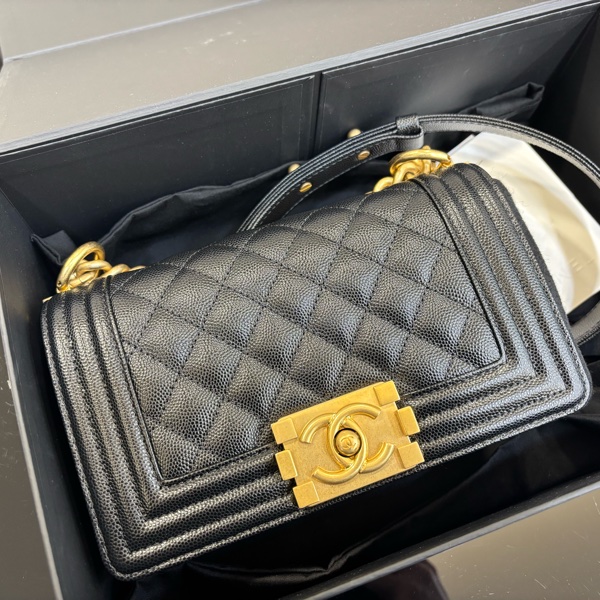 🖤CHANEL 香奈兒 A67085 BOY復古金屬LOGO荔枝皮肩背金鍊包-10