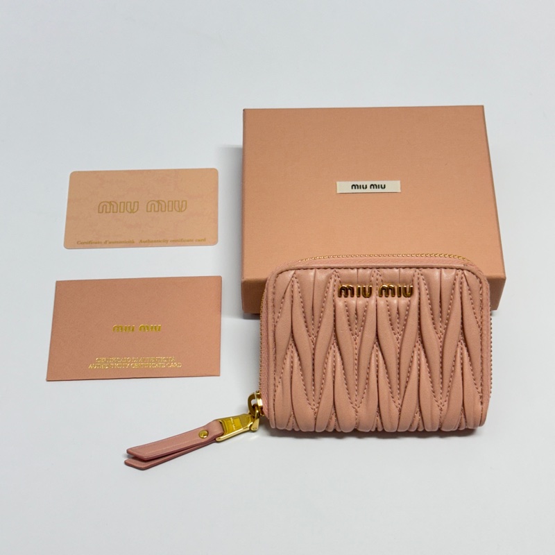 【極新🎁】 Miu Miu 張員瑛愛包 抓皺羊皮短夾 全套配件 專櫃25000！-0