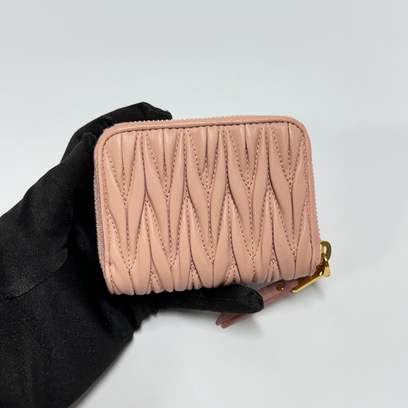 【極新🎁】 Miu Miu 張員瑛愛包 抓皺羊皮短夾 全套配件 專櫃25000！-3