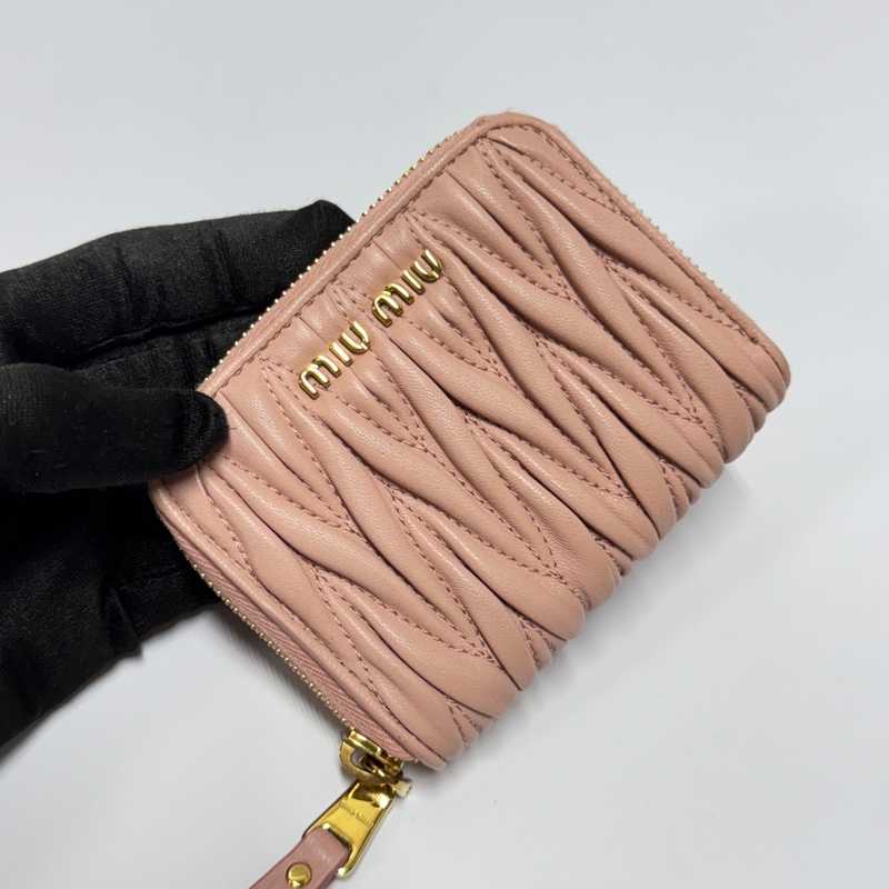 【極新🎁】 Miu Miu 張員瑛愛包 抓皺羊皮短夾 全套配件 專櫃25000！-4