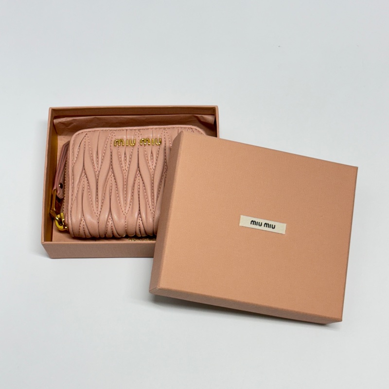 【極新🎁】 Miu Miu 張員瑛愛包 抓皺羊皮短夾 全套配件 專櫃25000！-5