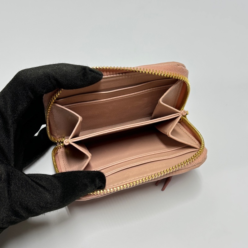 【極新🎁】 Miu Miu 張員瑛愛包 抓皺羊皮短夾 全套配件 專櫃25000！-8