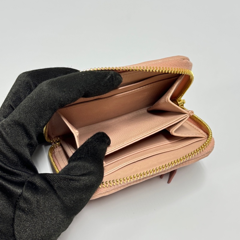 【極新🎁】 Miu Miu 張員瑛愛包 抓皺羊皮短夾 全套配件 專櫃25000！-9