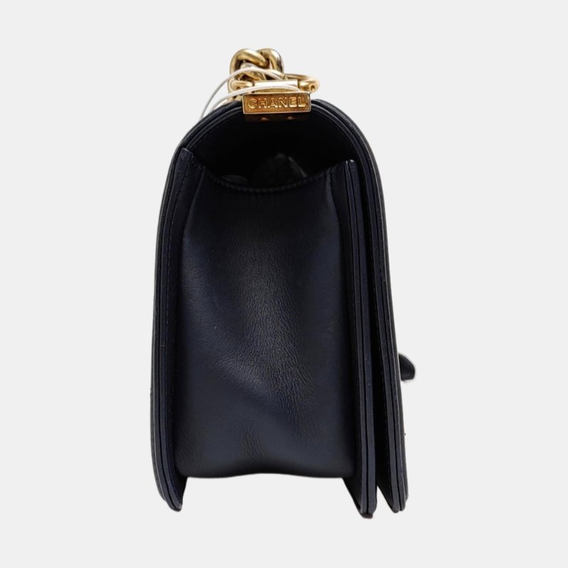 CHANEL BOY CHANEL中號深藍色牛皮絎縫V紋單肩包金色五金22開可拆卸肩帶-3