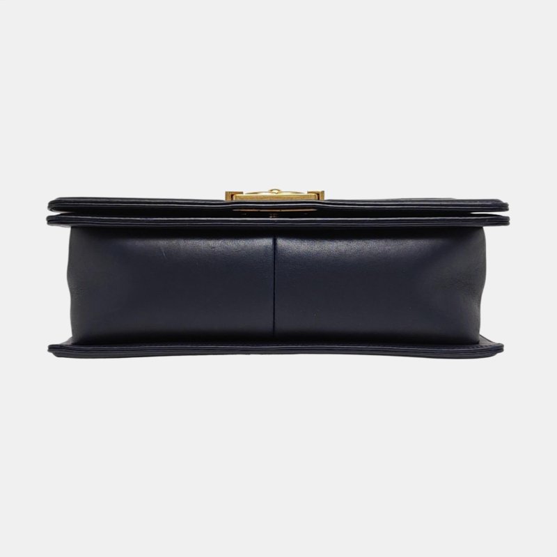 CHANEL BOY CHANEL中號深藍色牛皮絎縫V紋單肩包金色五金22開可拆卸肩帶-5