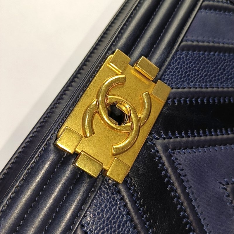 CHANEL BOY CHANEL中號深藍色牛皮絎縫V紋單肩包金色五金22開可拆卸肩帶-9