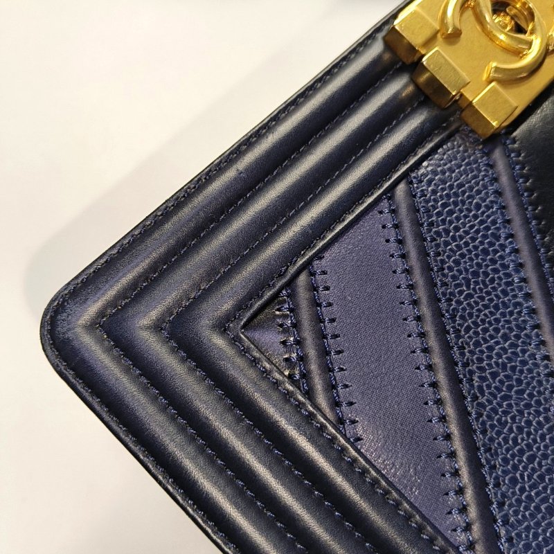 CHANEL BOY CHANEL中號深藍色牛皮絎縫V紋單肩包金色五金22開可拆卸肩帶-10