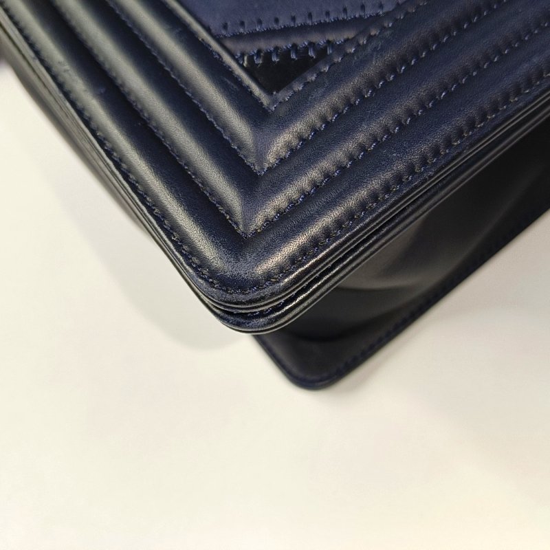 CHANEL BOY CHANEL中號深藍色牛皮絎縫V紋單肩包金色五金22開可拆卸肩帶-12