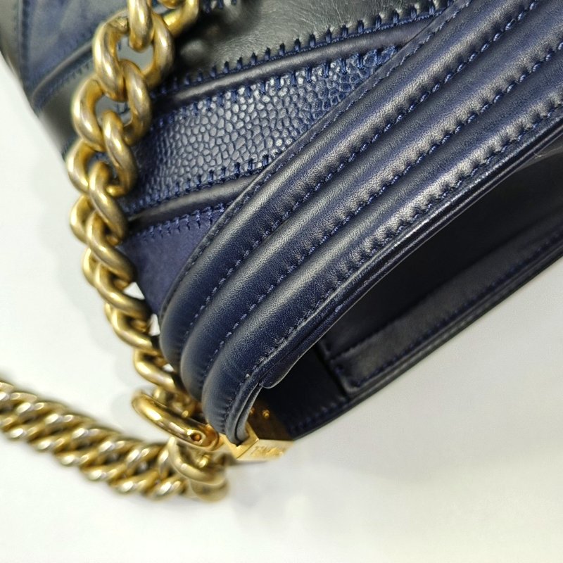 CHANEL BOY CHANEL中號深藍色牛皮絎縫V紋單肩包金色五金22開可拆卸肩帶-13