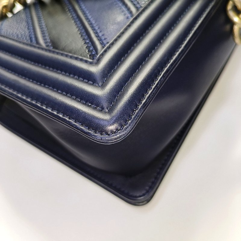 CHANEL BOY CHANEL中號深藍色牛皮絎縫V紋單肩包金色五金22開可拆卸肩帶-14