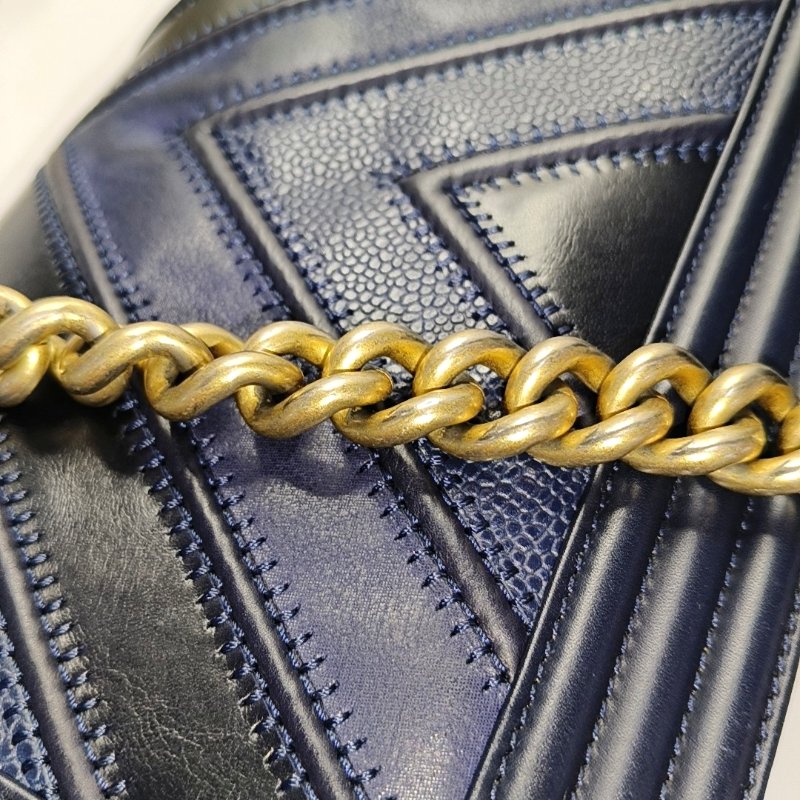 CHANEL BOY CHANEL中號深藍色牛皮絎縫V紋單肩包金色五金22開可拆卸肩帶-15
