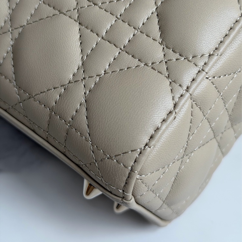 🎄Dior Lady 燕麥奶茶色 4格全配件+台灣購證（99新🆕）-10