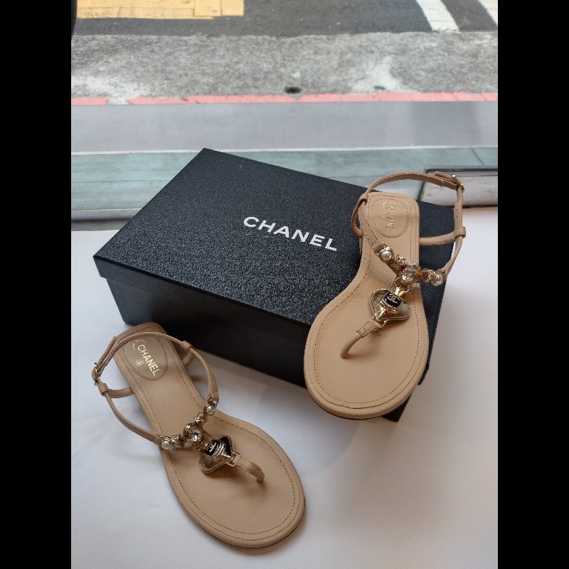 Chanel 駝皮淡金愛心水鑽夾腳涼鞋-1