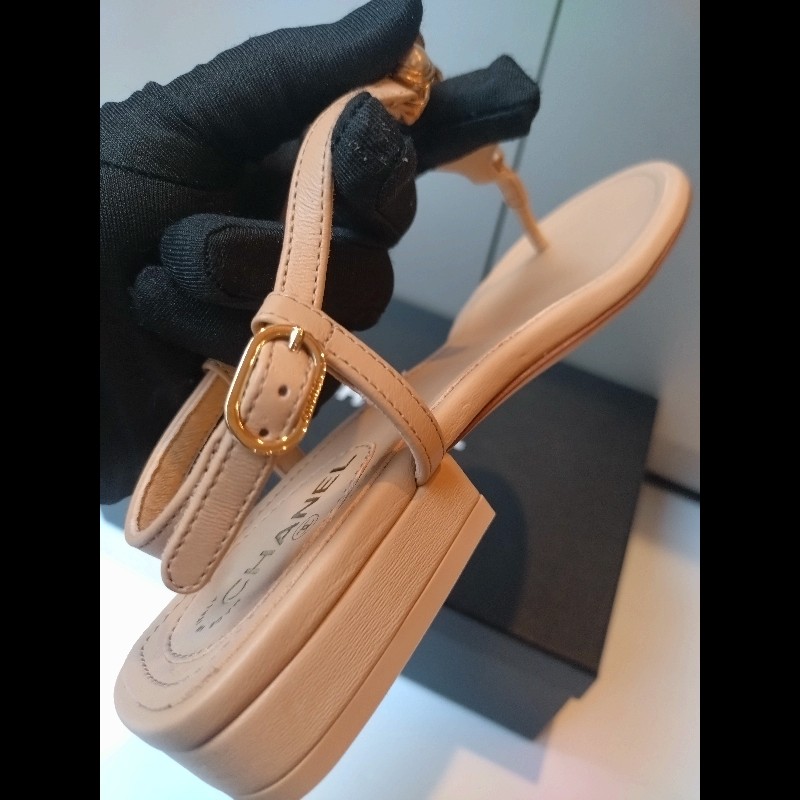 Chanel 駝皮淡金愛心水鑽夾腳涼鞋-10