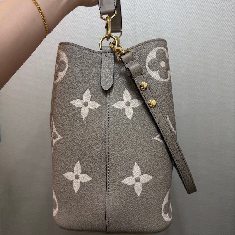 LV 斑鳩灰米白Logo Neo Noe MM水桶包M45555-2