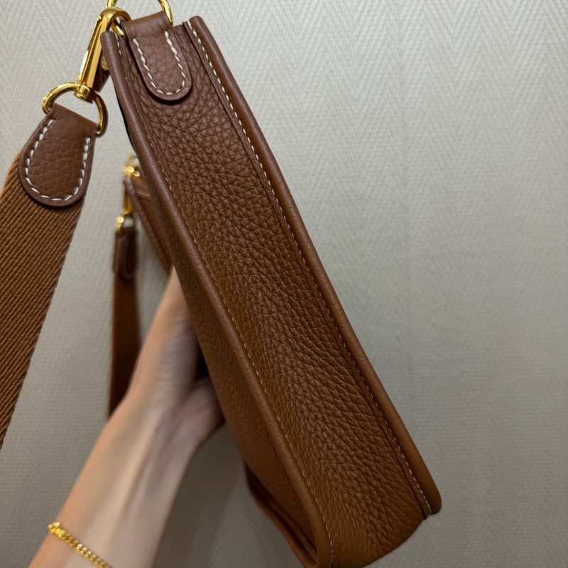 Hermes 金棕Clemence皮金釦Mini Evelyne斜背包-2