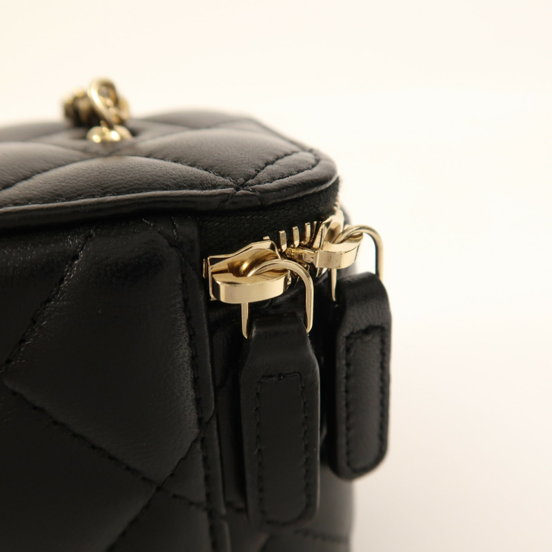 CHANEL 羊皮皮革Vanity Case金扣鏈帶肩背袋-16