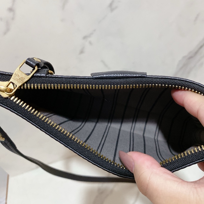 LV M80349 EASY POUCH ON STRAP-18