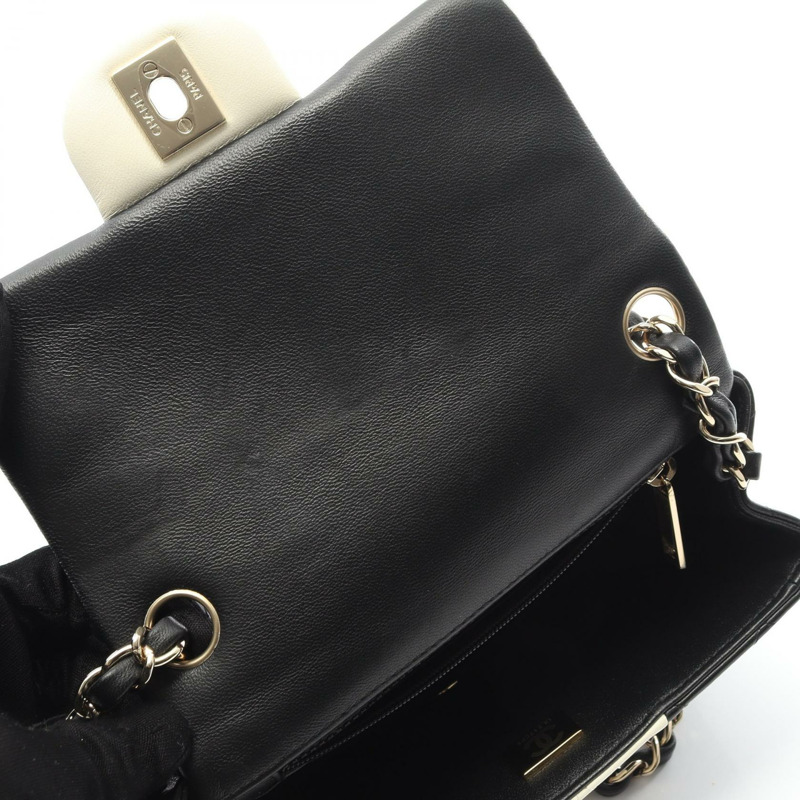 香奈兒迷你絎縫鏈條肩背斜背包，黑色白色皮革，金色五金，二手-6