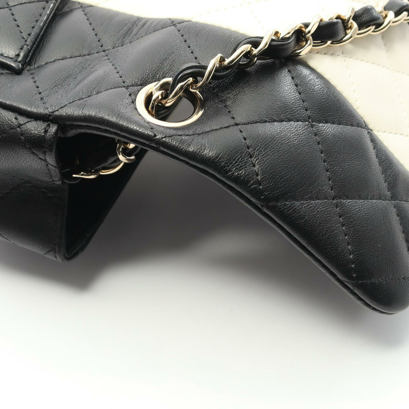 香奈兒迷你絎縫鏈條肩背斜背包，黑色白色皮革，金色五金，二手-9