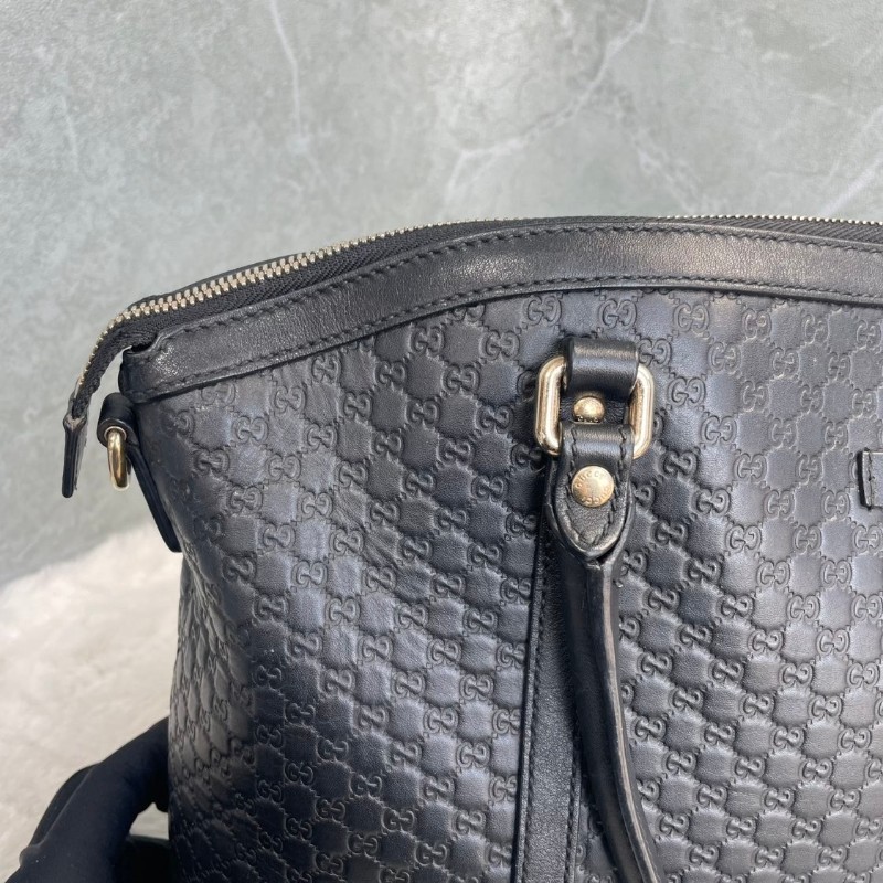 GUCCI 黑色牛皮老花壓印手提包-21