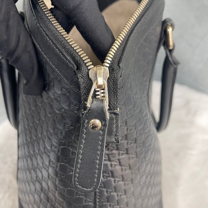 GUCCI 黑色牛皮老花壓印手提包-23