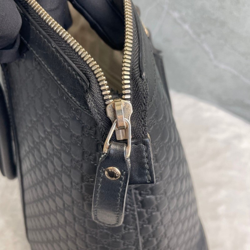 GUCCI 黑色牛皮老花壓印手提包-26