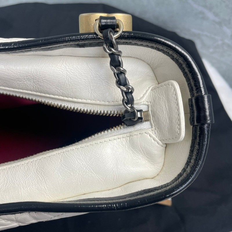 CHANEL 黑白拼色牛皮流浪包 28cm-23