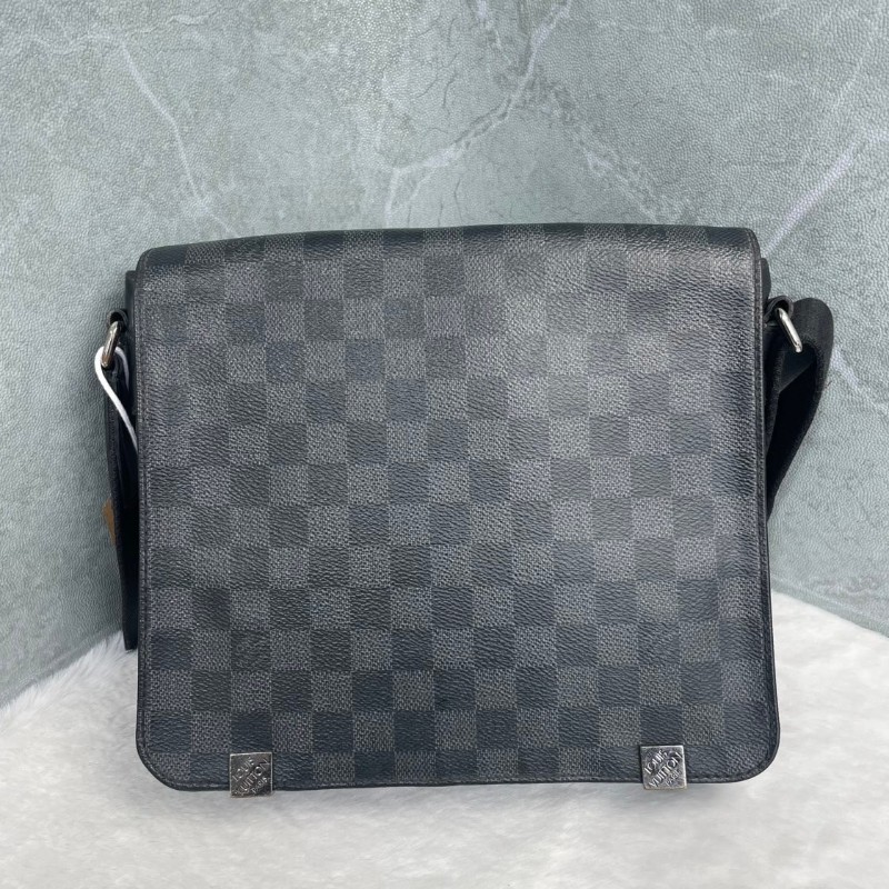 Louis Vuitton DISTRICT 黑色棋盤格斜背包-0