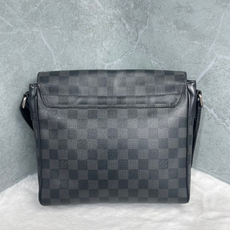 Louis Vuitton DISTRICT 黑色棋盤格斜背包-1