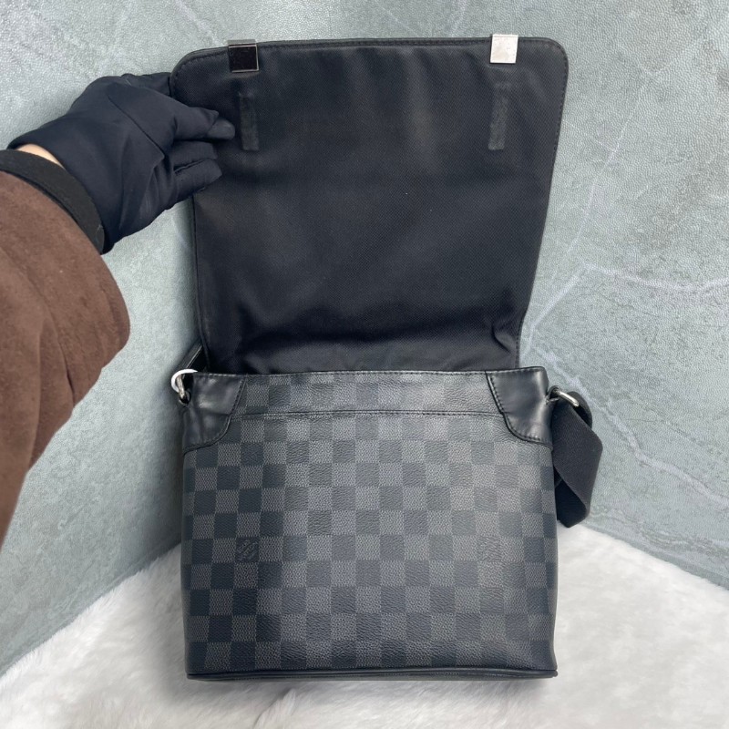 Louis Vuitton DISTRICT 黑色棋盤格斜背包-2
