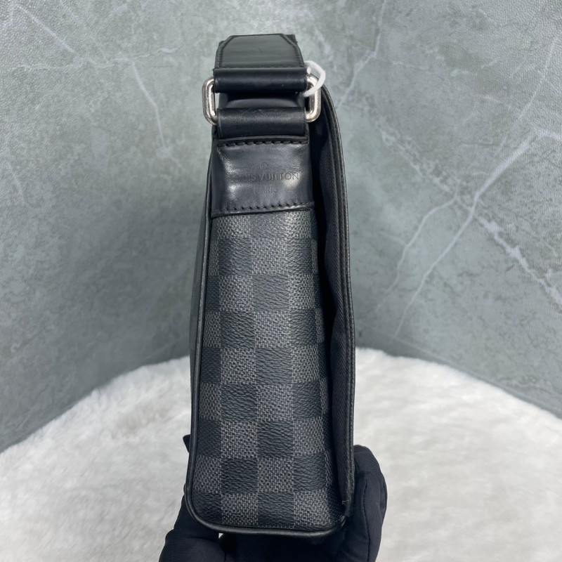 Louis Vuitton DISTRICT 黑色棋盤格斜背包-3