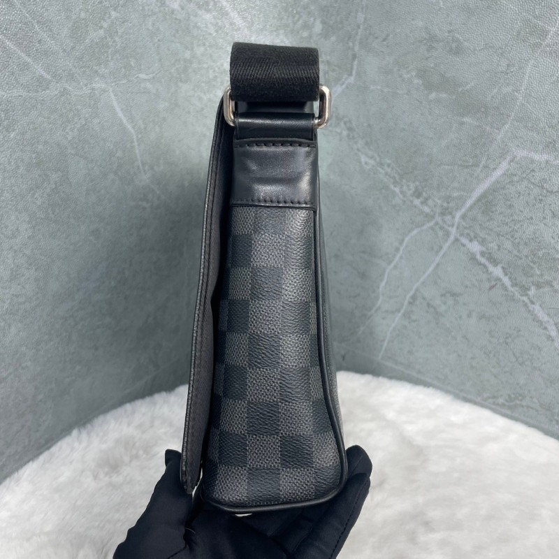 Louis Vuitton DISTRICT 黑色棋盤格斜背包-6