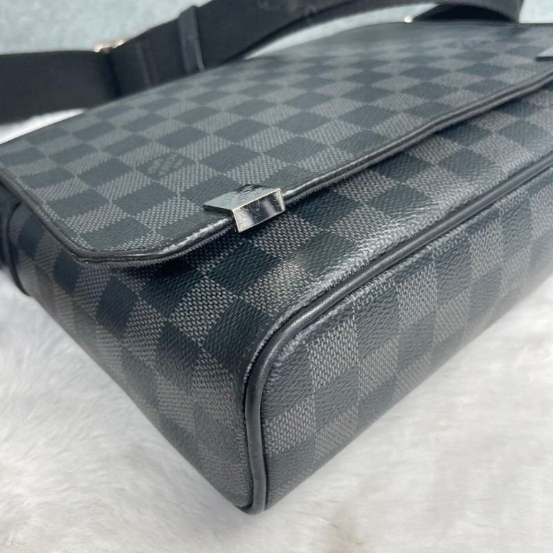 Louis Vuitton DISTRICT 黑色棋盤格斜背包-8
