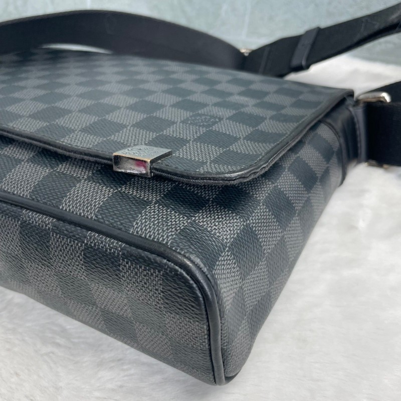 Louis Vuitton DISTRICT 黑色棋盤格斜背包-9