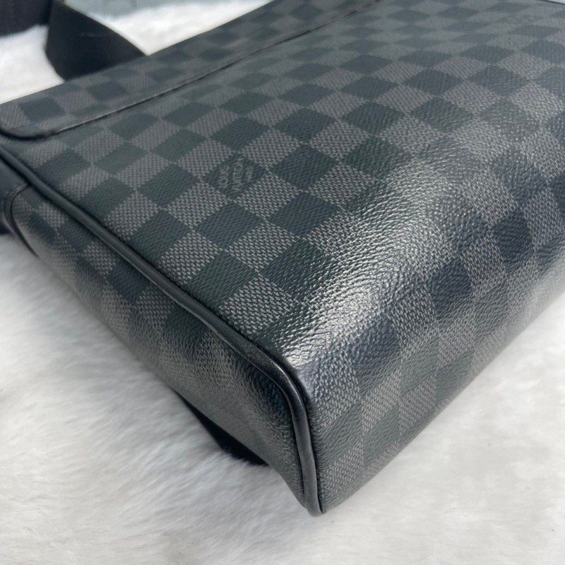 Louis Vuitton DISTRICT 黑色棋盤格斜背包-10
