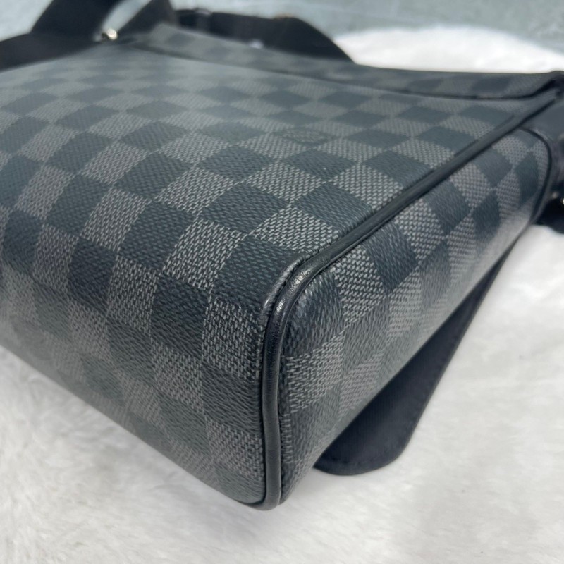 Louis Vuitton DISTRICT 黑色棋盤格斜背包-11