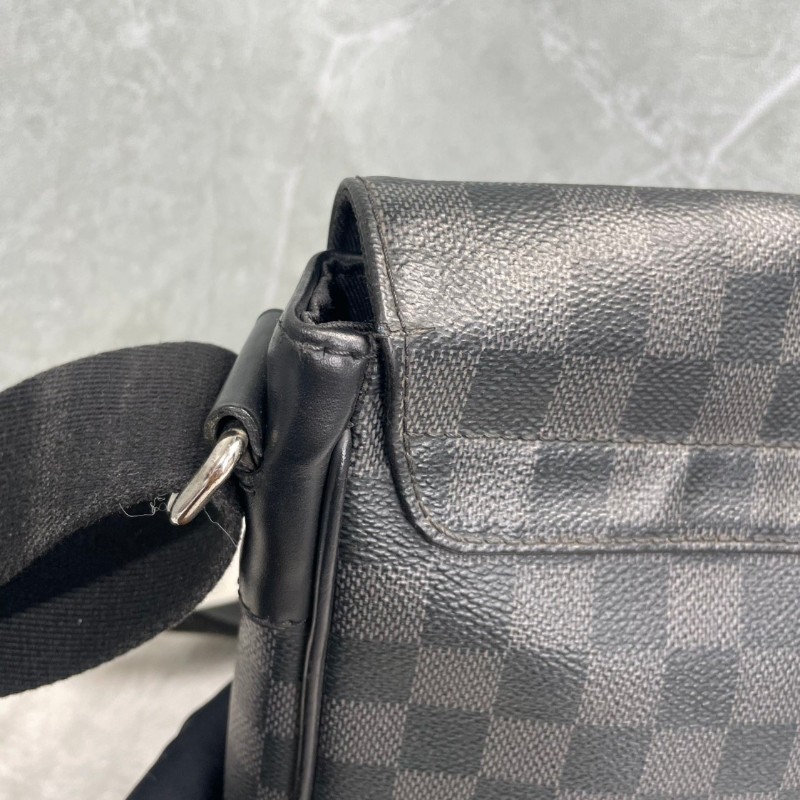 Louis Vuitton DISTRICT 黑色棋盤格斜背包-12