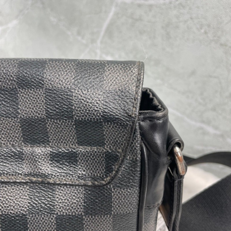 Louis Vuitton DISTRICT 黑色棋盤格斜背包-13