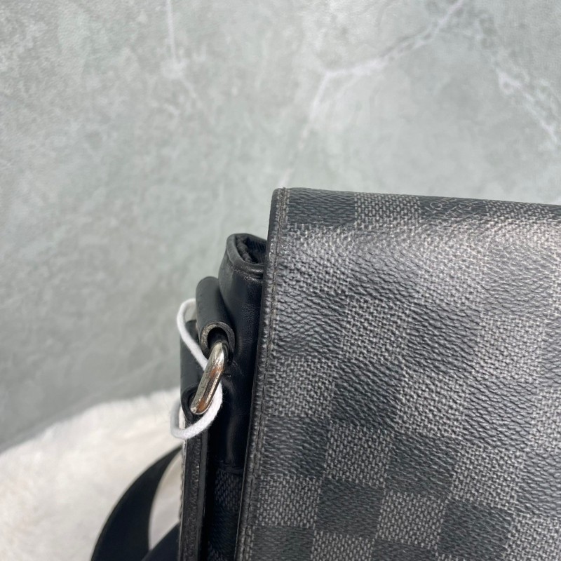 Louis Vuitton DISTRICT 黑色棋盤格斜背包-14