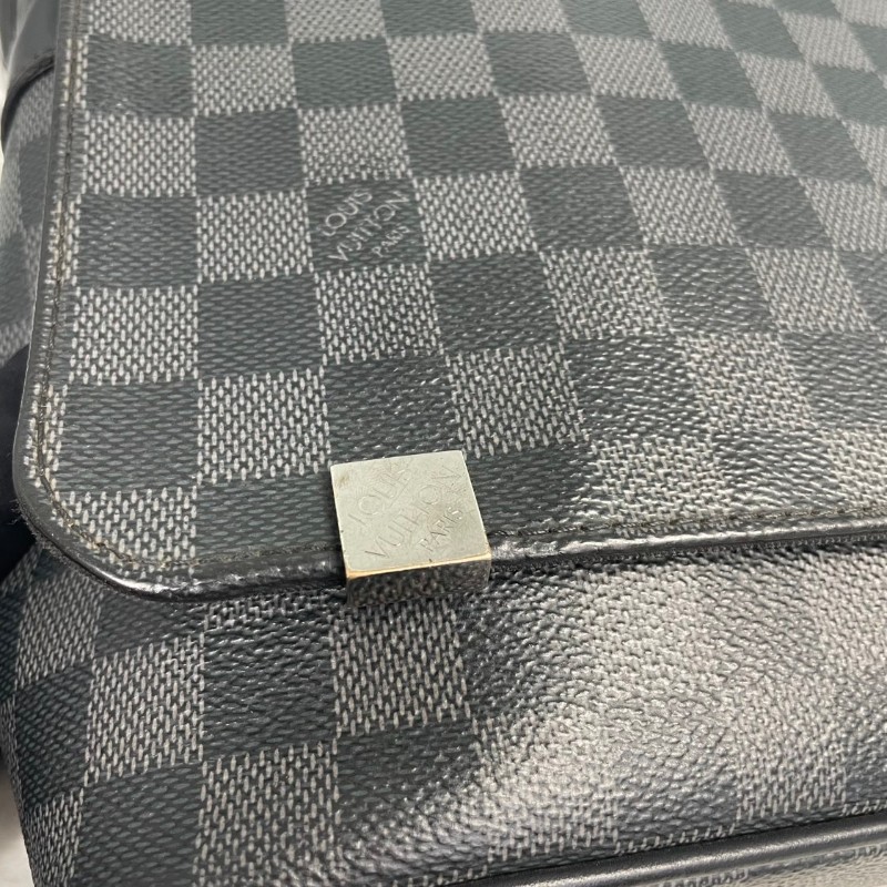 Louis Vuitton DISTRICT 黑色棋盤格斜背包-16