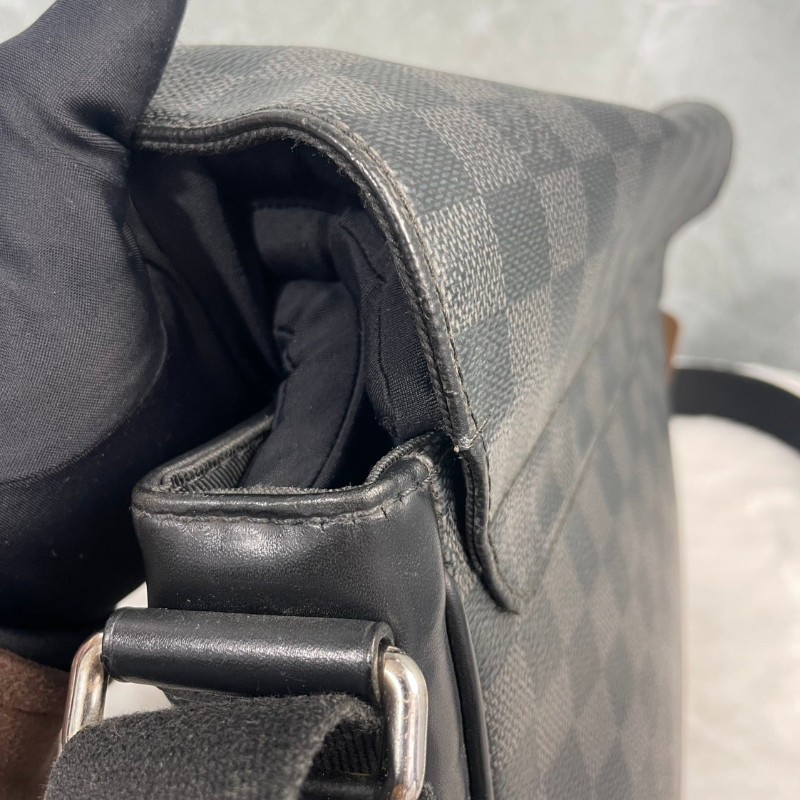 Louis Vuitton DISTRICT 黑色棋盤格斜背包-20