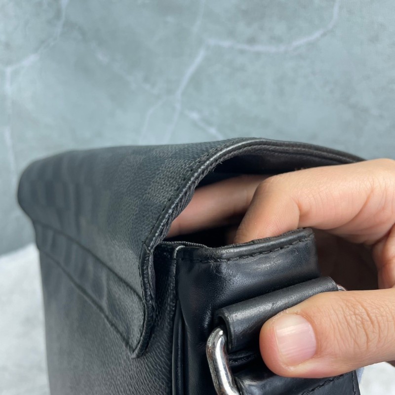 Louis Vuitton DISTRICT 黑色棋盤格斜背包-21