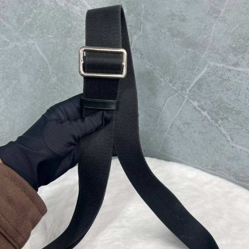 Louis Vuitton DISTRICT 黑色棋盤格斜背包-23