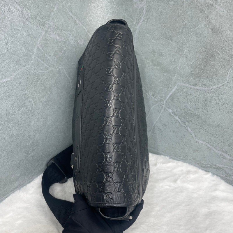 Gucci 經典logo壓花 黑色全牛皮郵差包斜背包-2