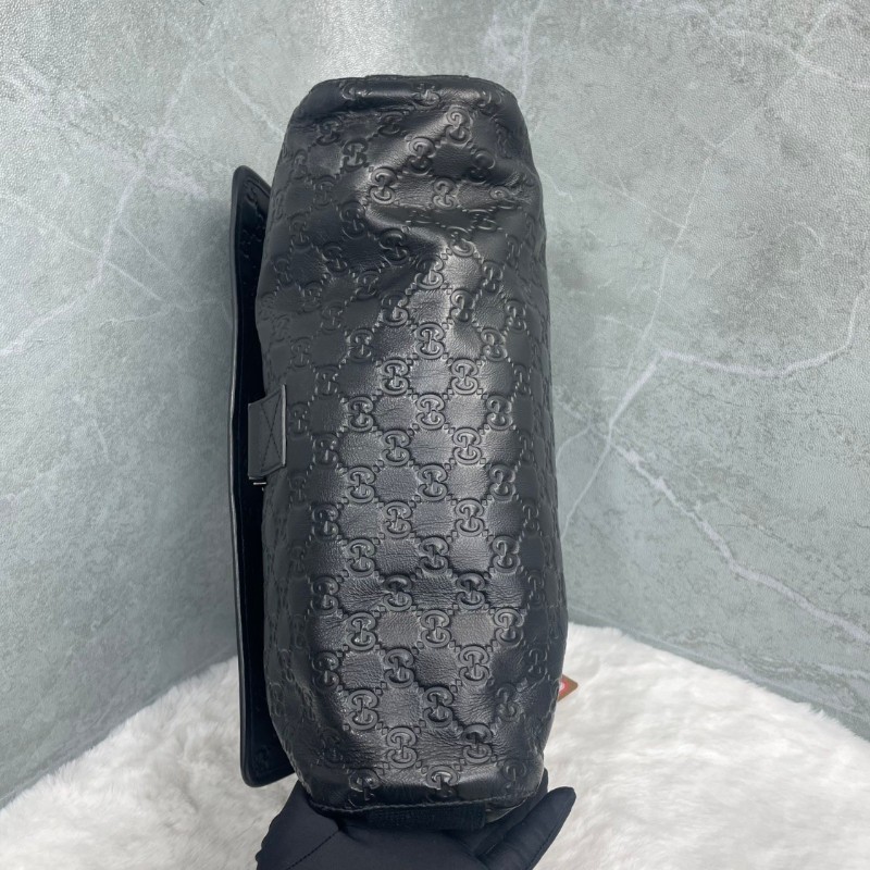 Gucci 經典logo壓花 黑色全牛皮郵差包斜背包-3