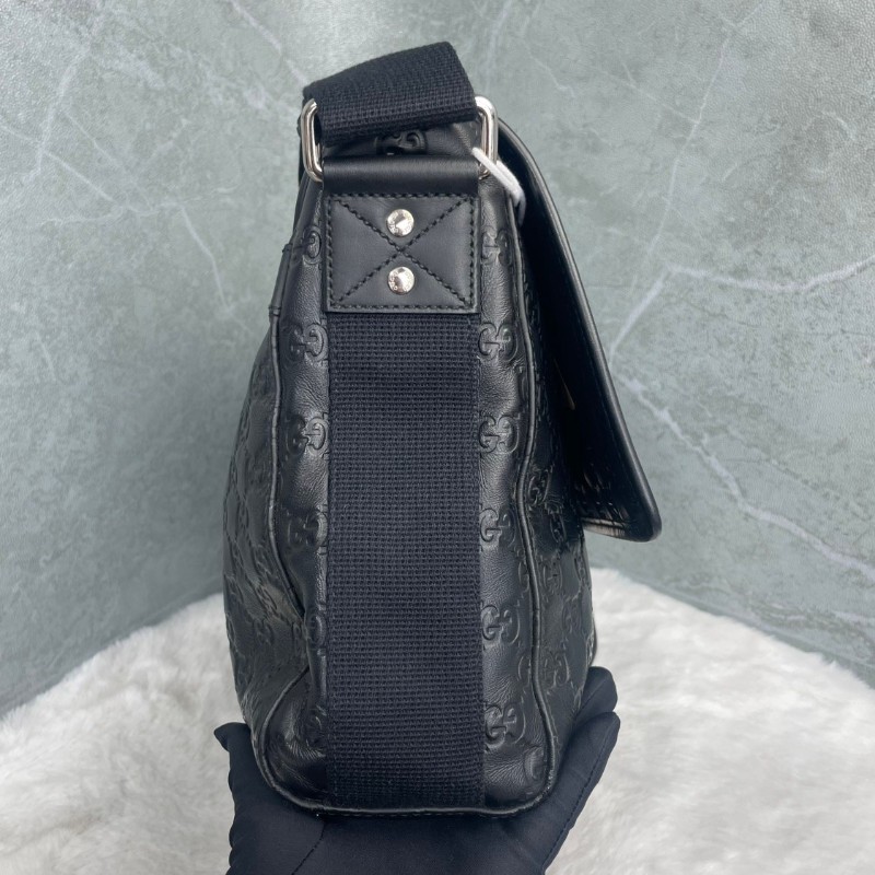 Gucci 經典logo壓花 黑色全牛皮郵差包斜背包-5